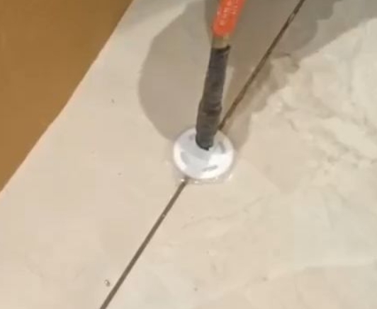 江川瓷砖空鼓维修公司专业解答瓷砖在铺贴过程中，如果没有涂抹均匀到位的粘结材料（如水泥砂浆或瓷砖胶），可能会导致以下问题